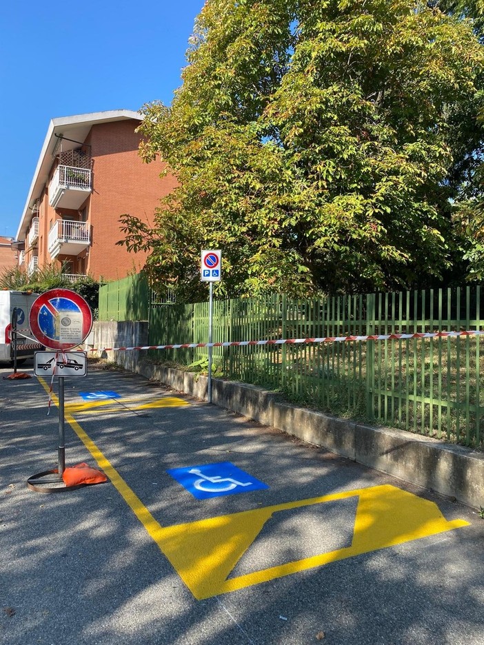 Pinerolo: realizzati oggi gli stalli di sosta per disabili davanti alla Silvio Pellico Pinerolo: realizzati oggi gli stalli di sosta per disabili davanti alla Silvio Pellico