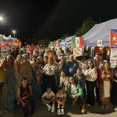 Il mondo torna a tavola in piazza a Pomaretto Il mondo torna a tavola in piazza a Pomaretto