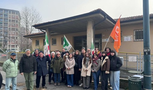 Un momento della manifestazione di questa mattina in via Bellono