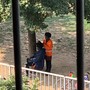 L'ennesimo parrucchiere abusivo fotografato da una residente