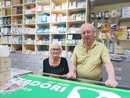 Vittorio Cazzadori e Luciana Biz nel negozio che ha compiuto 100 anni