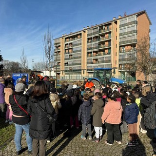 Un momento della piantumazione di questa mattina