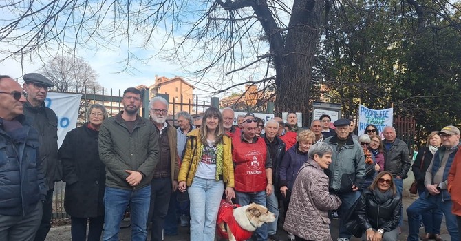 La protesta dei cittadini davanti all'ex Cesm