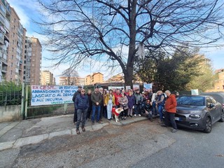 La protesta dei cittadini davanti all'ex Cesm