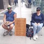 Agricoltori incatenati per protesta davanti a Città Metropolitana