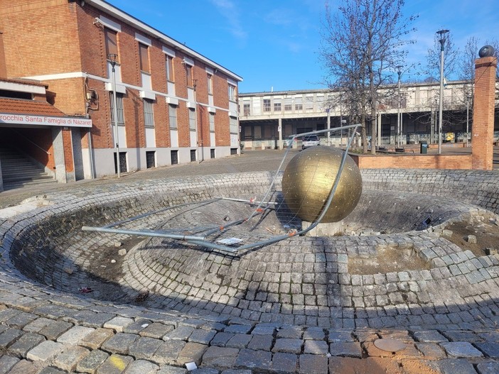 Atti vandalici in piazza Montale