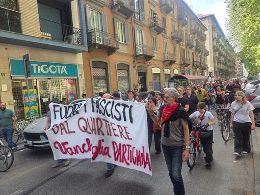 Il presidio per le vie del quartiere Vanchiglia