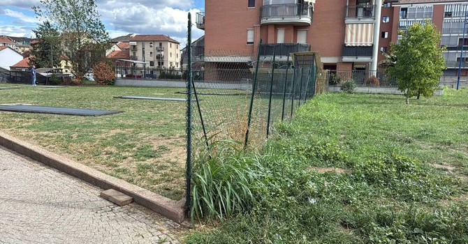 Bimba si ferisce sullo scivolo, scoppia il caso dei giochi danneggiati dai vandali Bimba si ferisce sullo scivolo, scoppia il caso dei giochi danneggiati dai vandali