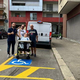 Un nuovo parcheggio disabili per la piccola Asia: &quot;Dopo 13 anni realizzato un sogno&quot; [VIDEO]