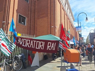 Il presidio di protesta davanti alla Rai