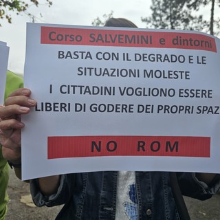 Spazzatura, criminalità e alloggi occupati. "Basta rom in corso Salvemini": i residenti incontrano il sindaco