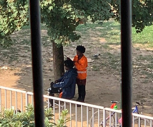 L'ennesimo parrucchiere abusivo fotografato da una residente