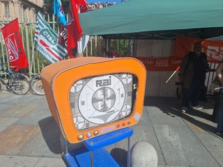 Il presidio di protesta davanti alla Rai