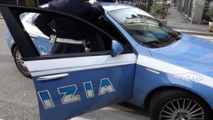 Commettevano furti con auto rubata, la polizia ferma un italiano e un marocchino
