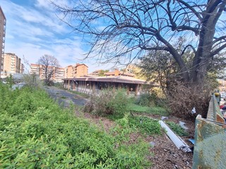 La protesta dei cittadini davanti all'ex Cesm