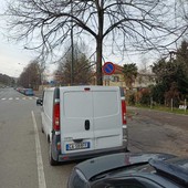 Il curioso caso del cartello di divieto e della segnaletica per il parcheggio Il curioso caso del cartello di divieto e della segnaletica per il parcheggio