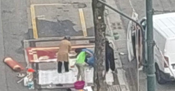 Bucato e auto lavate al toret, la folle estate di piazza Barcellona [VIDEO]