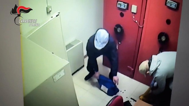 Le immagini di videosorveglianza durante il 'colpo' del clan di Palermo
