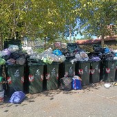 Cassonetti strapieni e rifiuti ovunque in via Pietro Cossa