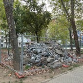 Le macerie presenti nel giardino