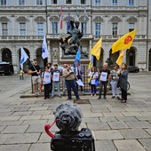 L'Associazione Aglietta ed Eumans davanti al Comune per la Giornata Internazionale della Democrazia