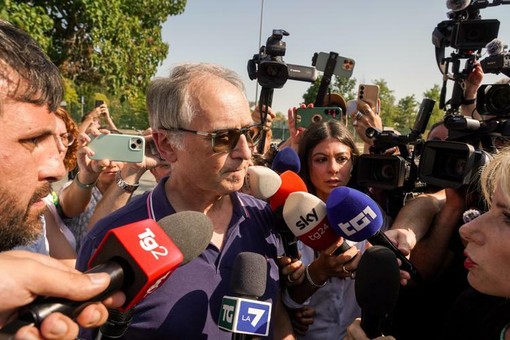 Mario Roggero all'arrivo in carcere, nel luglio scorso (foto Adnkronos)
