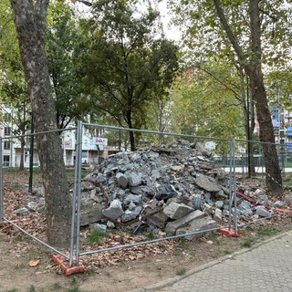 Le macerie presenti nel giardino