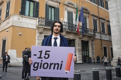 Fabio Rotondo durante la campagna per il voto fuori sede