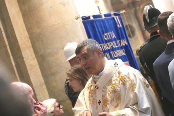Confartigianato Torino e Coldiretti Torino consegnano una statuina per il Presepe a Monsignor Roberto Repole