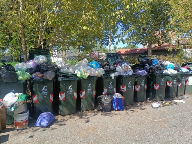 Cassonetti strapieni e rifiuti ovunque in via Pietro Cossa