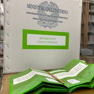 Un'urna elettorale per il referendum sulla giustizia