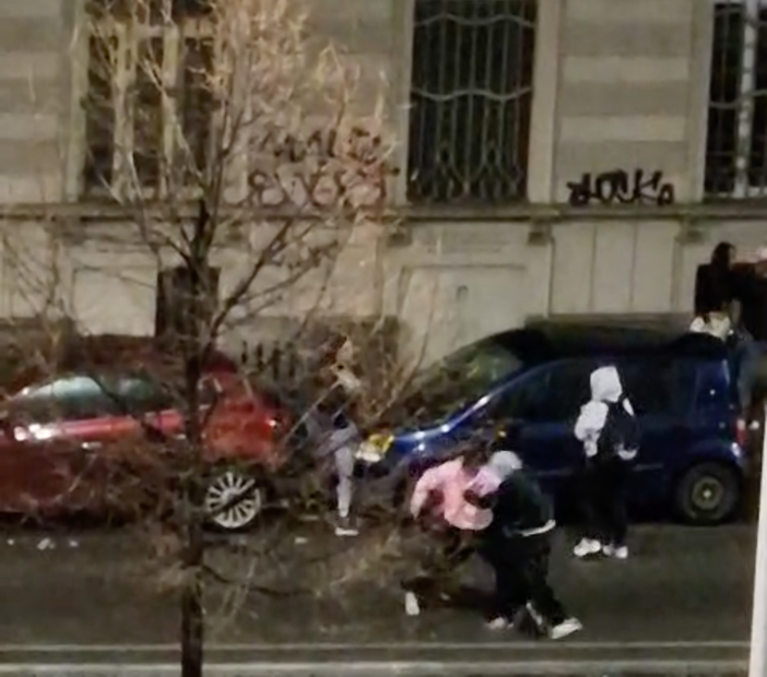 Rissa all’alba in via Stradella, botte tra ragazzi fra le auto in sosta [VIDEO]