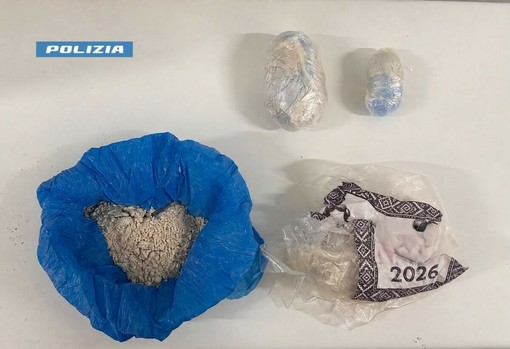 La segnalazione via app consente alla Polizia di recuperare quasi un chilo di eroina