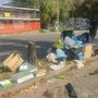 I rifiuti abbandonati in via Nitti