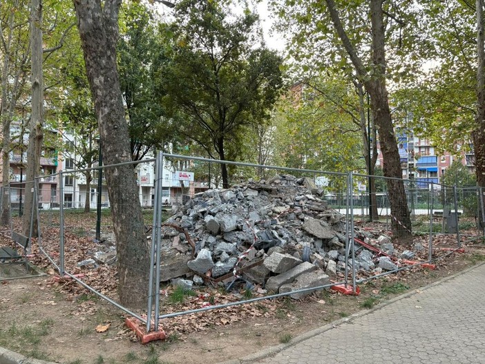 Le macerie presenti nel giardino