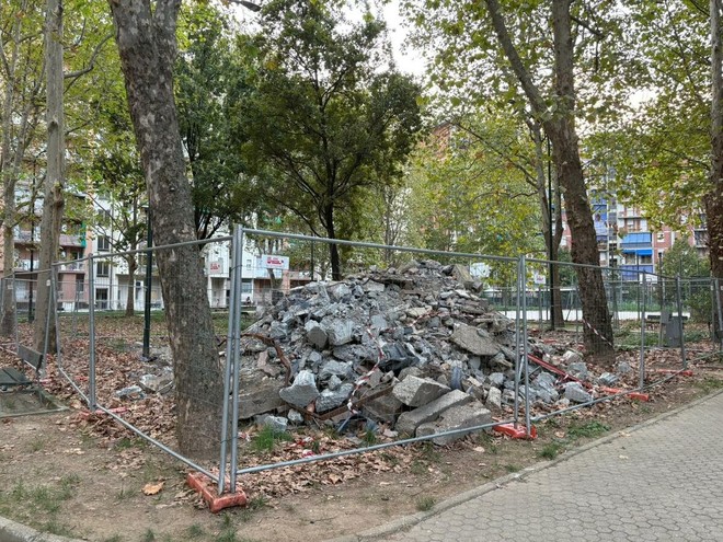 Le macerie presenti nel giardino
