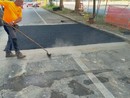 Riparata finalmente la grossa buca di corso Grosseto
