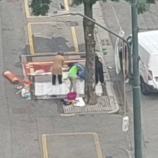 Bucato e auto lavate al toret, la folle estate di piazza Barcellona [VIDEO]
