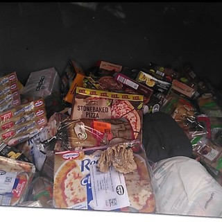 I prodotti alimentari trovati in un bidone