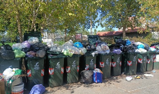 Cassonetti strapieni e rifiuti ovunque in via Pietro Cossa Cassonetti strapieni e rifiuti ovunque in via Pietro Cossa