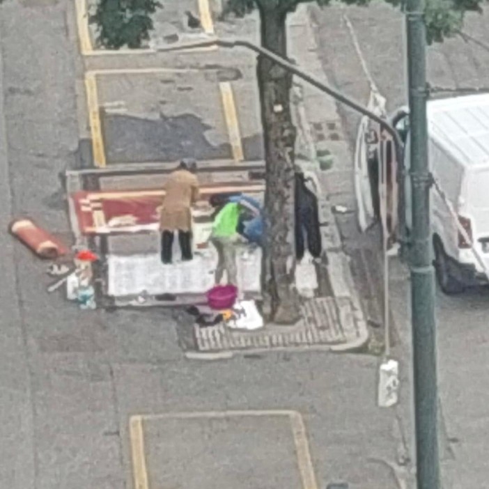 Bucato e auto lavate al toret, la folle estate di piazza Barcellona [VIDEO]
