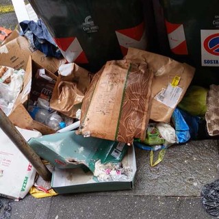 Emergenza rifiuti sotto gli occhi degli studenti