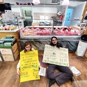 Protesta di Ribellione Animale in alcuni supermercati di Torino per chiedere un sistema alimentare a base vegetale