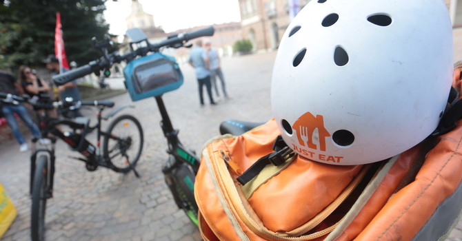 Niente lavoro nelle ore più calde: la Regione anticipa la misura per rider, agricoltori e operai nei giorni da bollino rosso Niente lavoro nelle ore più calde: la Regione anticipa la misura per rider, agricoltori e operai nei giorni da bollino rosso