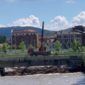 Tronchi e rifiuti sotto i ponti della Dora, 15mila euro per liberare l’alveo