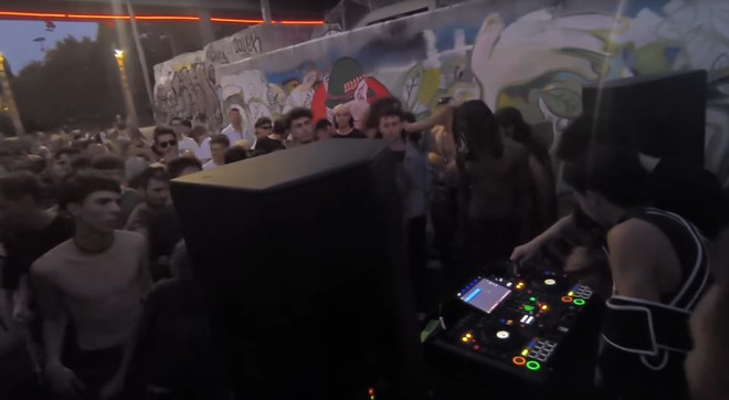 Un frame del video