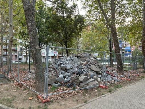 Le macerie presenti nel giardino