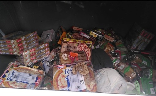 I prodotti alimentari trovati in un bidone