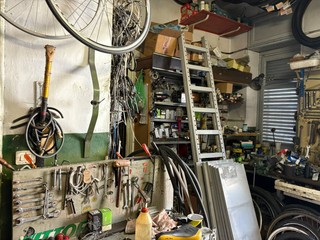 Salvatore La Terra chiude la storica ciclofficina dopo 39 anni Salvatore La Terra chiude la storica ciclofficina dopo 39 anni