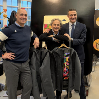 Ugo Nespolo firma 12 giacche di JAAM: l'intero ricavato per la ricerca sul cancro alla Fondazione Candiolo